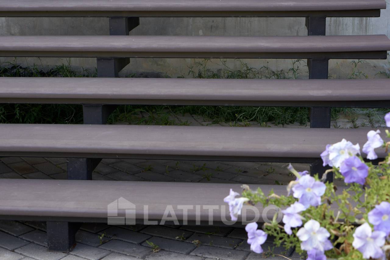 Простая металлическая лестница со ступенями из ДПК