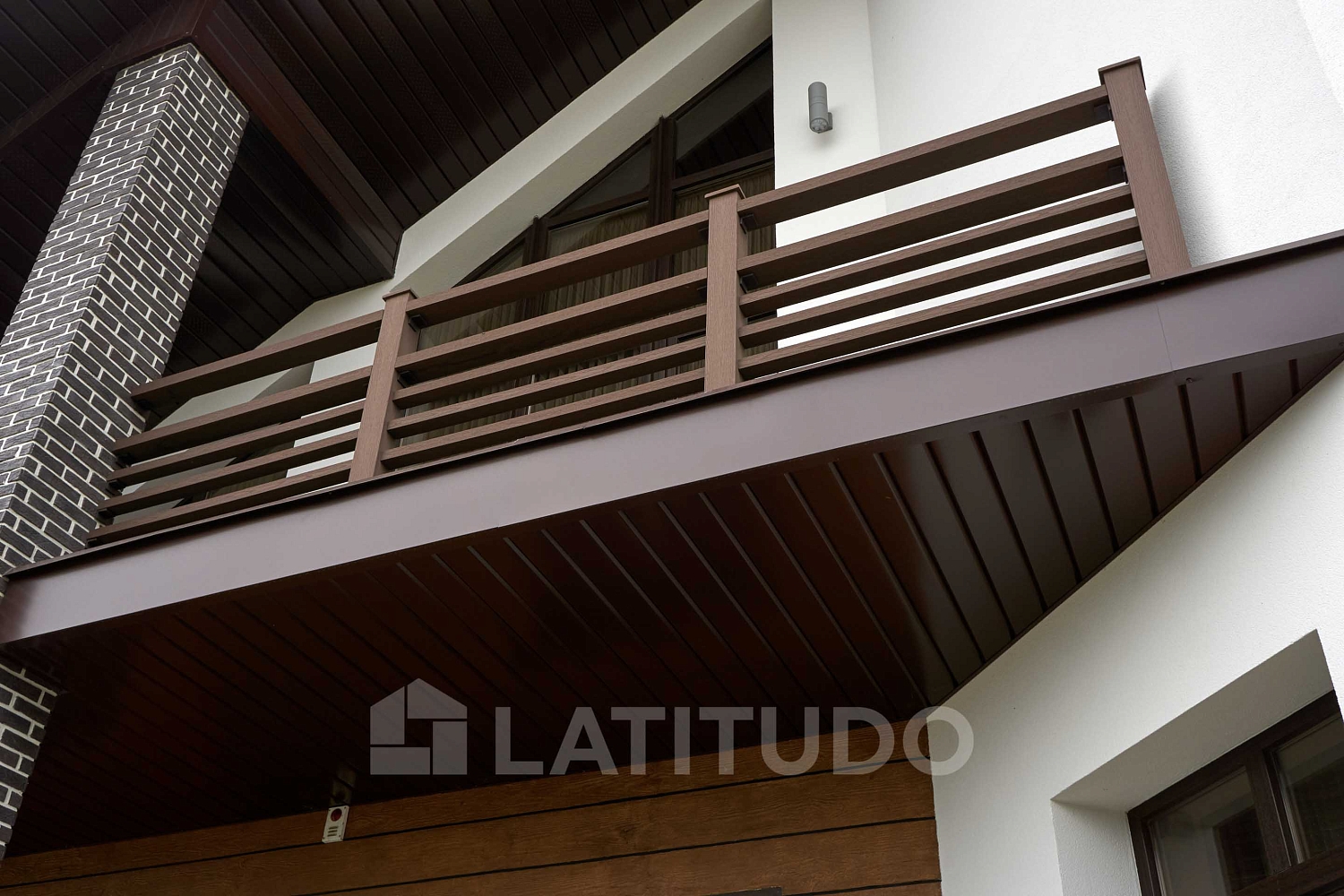 Горизонтальные ограждения для балкона частного дома